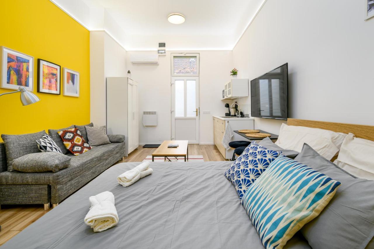 Stylish Yellow Suite In The Heart Of บูดาเปสต์ ภายนอก รูปภาพ