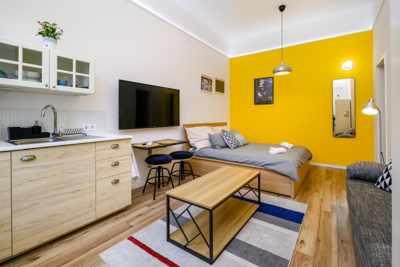 Stylish Yellow Suite In The Heart Of บูดาเปสต์ ภายนอก รูปภาพ
