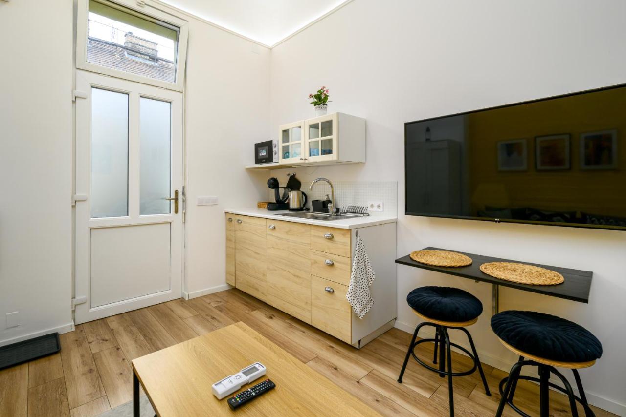 Stylish Yellow Suite In The Heart Of บูดาเปสต์ ภายนอก รูปภาพ