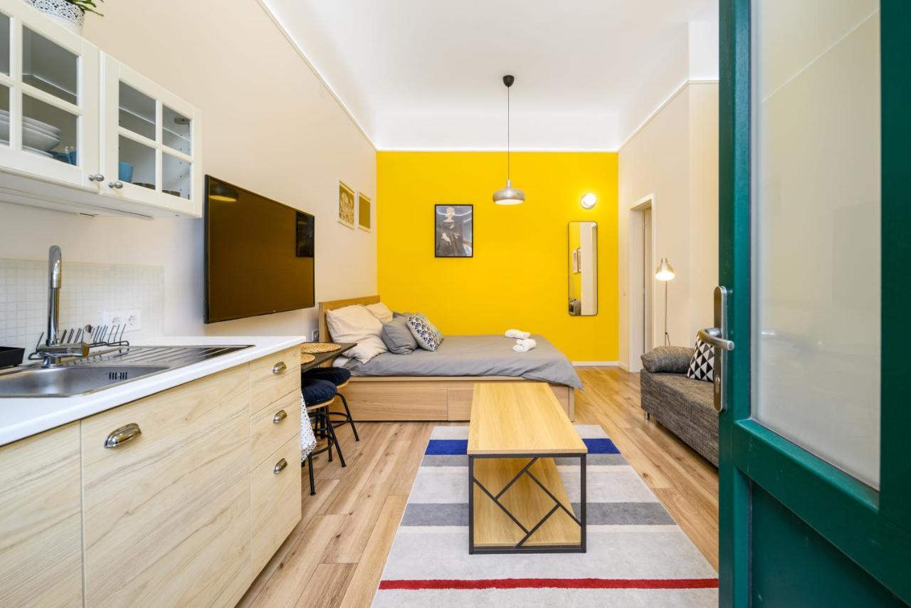 Stylish Yellow Suite In The Heart Of บูดาเปสต์ ภายนอก รูปภาพ